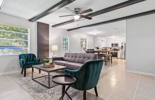 Hurst House | Charming Home Stylishly decorated - Great Location