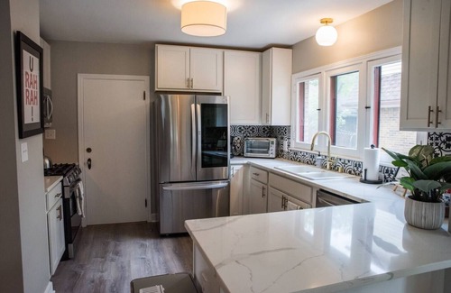 Shorewood Apartment | Charming home w/fire pit, walk to Lake Michigan