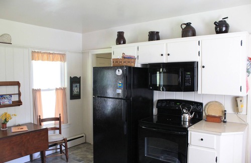 New Harbor House | Charming Home W/Harbor View: Walk to Resturants, Shops & Beach