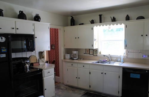 New Harbor House | Charming Home W/Harbor View: Walk to Resturants, Shops & Beach