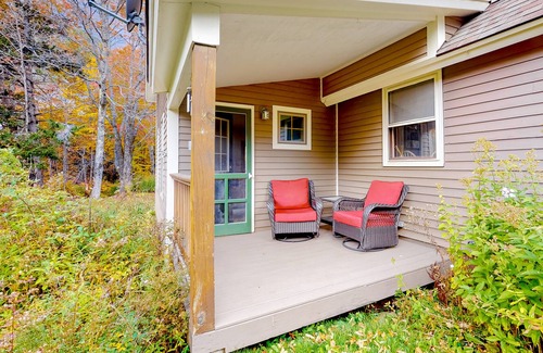 Wilmington House | Charming home with game room, full kitchen, deck, & washer/dryer
