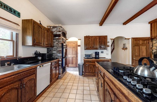 East Chop House | Charming Home with High-Speed WiFi, Washer/Dryer, Furnished Deck, & Gas Grill
