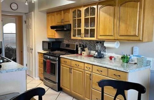 Biggs Field House | Charming Home with KingSizeBed, Garage & Grill