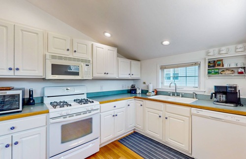 York Beach Apartment | Charming home with ocean view, firepit, deck, golf nearby, & W/D