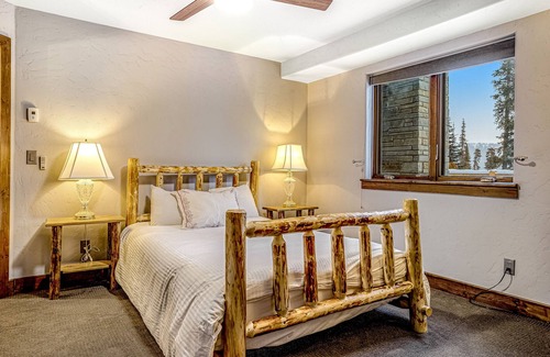 Quandary Village House | Charming home with mountain-view, fireplace, balcony, & washer/dryer