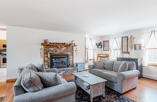 Eastham House | Charming home with WiFi, gazebo, deck, gas grill, & great location - dogs OK