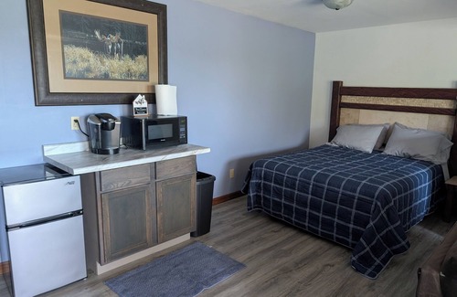 Hurley Hotel | Charming hotel room with WiFi, AC in wonderful Hurley, WI directly on the trails