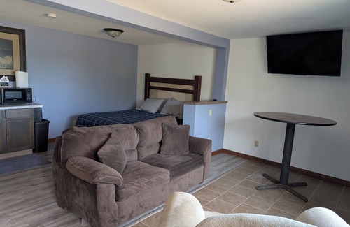 Hurley Hotel | Charming hotel room with WiFi, AC in wonderful Hurley, WI directly on the trails