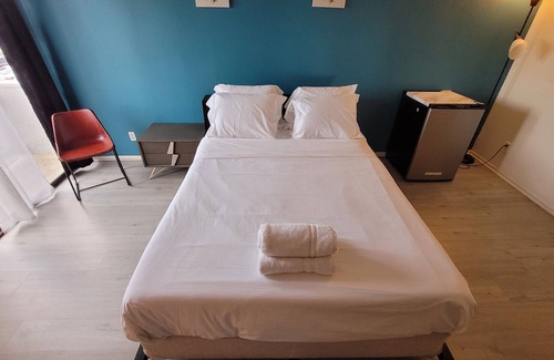 Pico - Robertson Apartment | Charming Hotel Style Unit in Beverly Hills with AC + WiFi