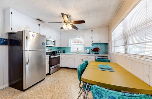 Kiska Beach House | Charming house & studio with high-speed WiFi, central AC, grill & screened porch
