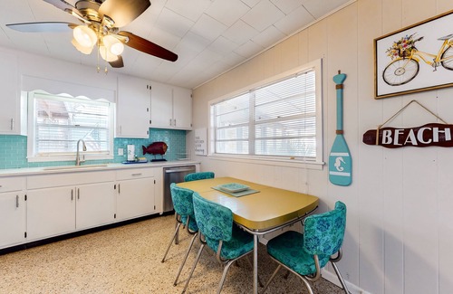 Kiska Beach House | Charming house & studio with high-speed WiFi, central AC, grill & screened porch