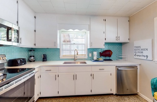Kiska Beach House | Charming house & studio with high-speed WiFi, central AC, grill & screened porch
