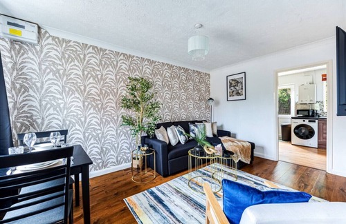 Knowle Sands House | Charming House Driveway Parking Garden Wifi