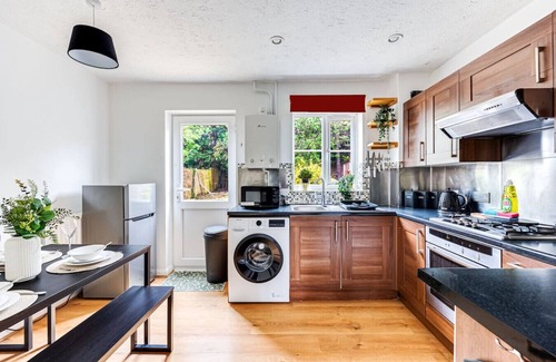 Knowle Sands House | Charming House Driveway Parking Garden Wifi