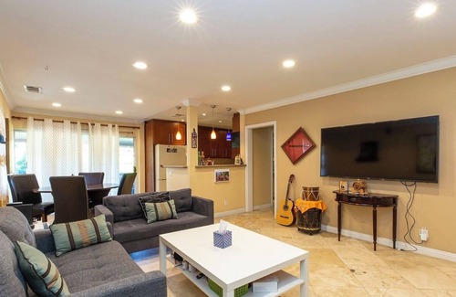 Burbank House | Charming house in Burbank!