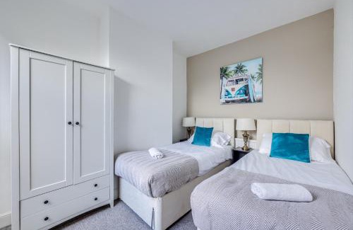 Northampton House | Charming House in Prime Location - Sleeps 7 - Free Parking, Fast WiFi, Smart TV with Netflix and Virgin TV by Yoko Property