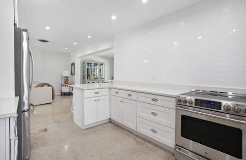 Lake Ida Shores House | Charming house in desirable Delray. “Lake Ida” neighborhood with HEATED Pool