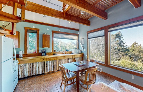Port Orford House | Charming house near a path to the beach with ocean views and free WiFi - dogs OK