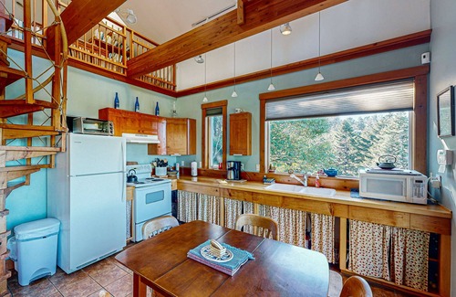 Port Orford House | Charming house near a path to the beach with ocean views and free WiFi - dogs OK