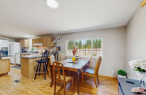 Shelton House | Charming house w/full kitchen, backyard, wifi & steps from the Lake