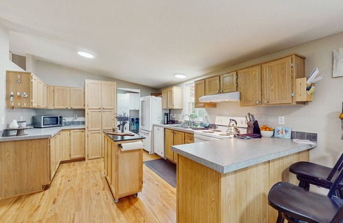 Shelton House | Charming house w/full kitchen, backyard, wifi & steps from the Lake