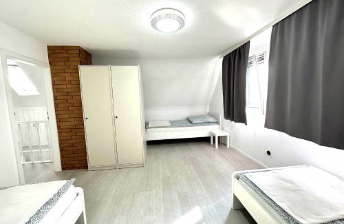Fischeln Apartment | Charming House with Garden in Krefeld