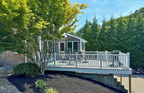 Hyannis Cottage | Charming Hyannis Home w/Deck: Walk to Beach!