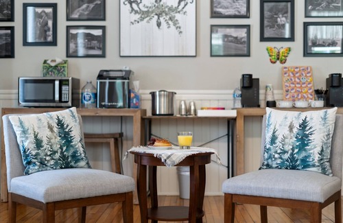 Tellico Plains Hotel | Charming Inn as you Enter Cherokee National Forest, The Munz Room 6C