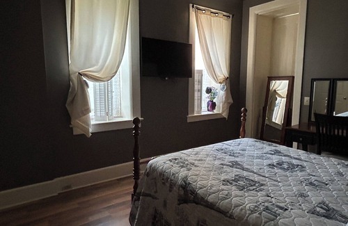 Albion Bed & Breakfast | Charming Italianate design manor offers private room and bath,private entrance