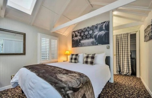 Calistoga Hotel | Charming King Room, Private Entrance and Garden Area. Pet-Friendly!
