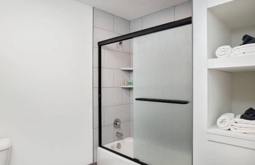 Parkville Apartment | Charming King Studio on Mainstreet | Walk To Shops
