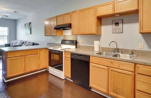 Lake Charles House | Charming Lake Charles Retreat w/ Charcoal Grill!