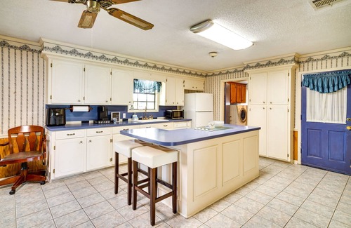 Lake Charles House | Charming Lake Charles Home w/Patio & Grill