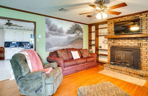 Lake Charles House | Charming Lake Charles Home w/Patio & Grill