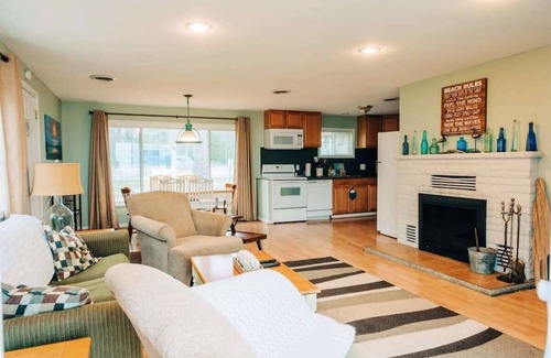 Oscoda House | Charming Lake Huron Cottage Private Beach Access