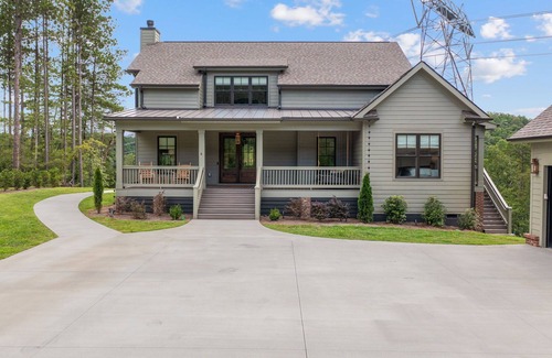 Six Mile House | Charming Lakefront 4 Bedroom with bunk room on Lake Keowee with dock, sleeps 12