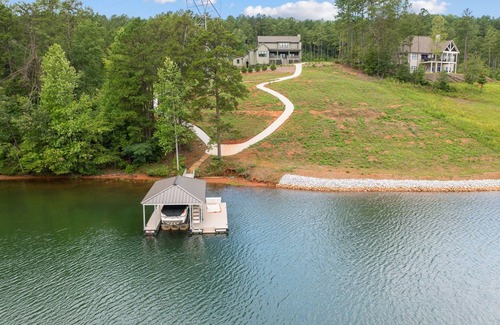 Six Mile House | Charming Lakefront 4 Bedroom with bunk room on Lake Keowee with dock, sleeps 12