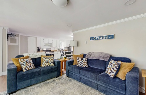 Orland Apartment | Charming Lakefront Apartment with Deck, Patio and BBQ Grill