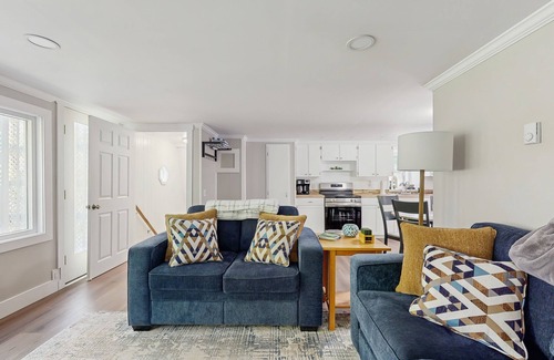 Orland Apartment | Charming Lakefront Apartment with Deck, Patio and BBQ Grill