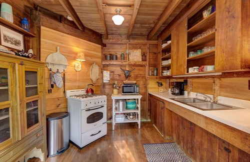 Franklin Cabin | Charming lakefront cabin close to Acadia National Park
