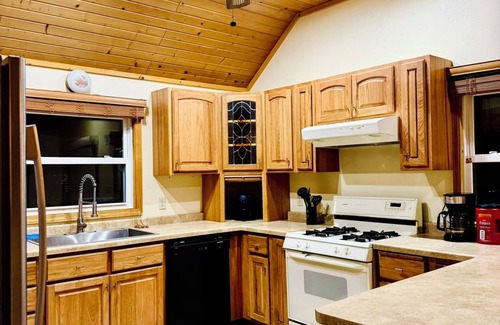 Peshtigo Cabin | Charming Lakefront cabin w/Jaccuzi