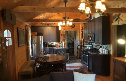 Henderson Cottage | Charming Lakefront Cottage in 1000 Islands region 2 Bedrooms, 1 Loft, Wi Fi & AC