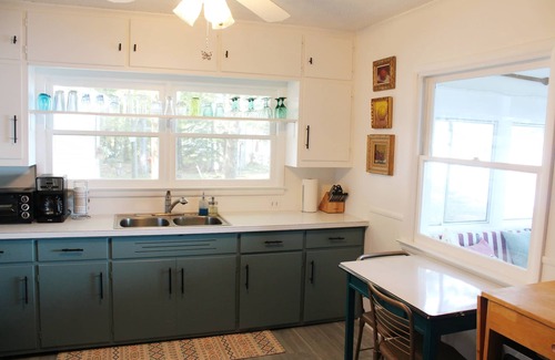 Higgins Lake Cottage | Charming, LAKEFRONT cottage on beautiful HIGGINS LAKE
