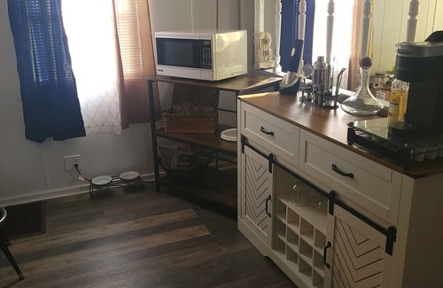 Moorestown Cottage | Charming Lakefront Cottage with WiFi and AC