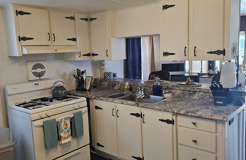 Moorestown Cottage | Charming Lakefront Cottage with WiFi and AC