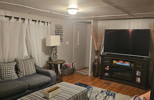 Moorestown Cottage | Charming Lakefront Cottage with WiFi and AC