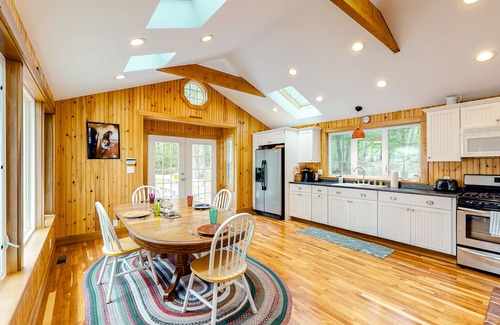 Warren House | Charming lakefront home with dock, fast WiFi, & washer/dryer