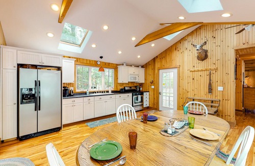 Warren House | Charming lakefront home with dock, fast WiFi, & washer/dryer