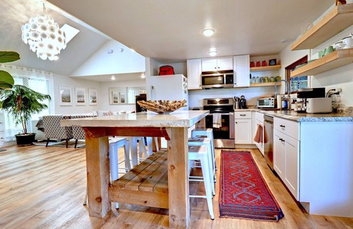 Fayetteville House | Charming Lakefront Home~Hot Tub~Firepit~Lg Covered Deck