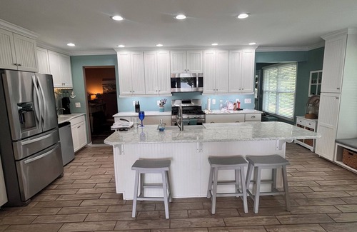 Lindenhurst House | Charming Lakehouse with 4-bedrooms and fitness room.